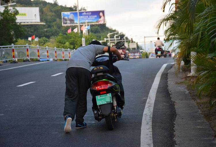 电动车没电了可以把车拉回家吗,电动车拔掉哪个插头能跑得快