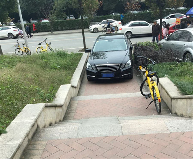 车被别人擦了怎么报警,车被人擦刮了怎么办