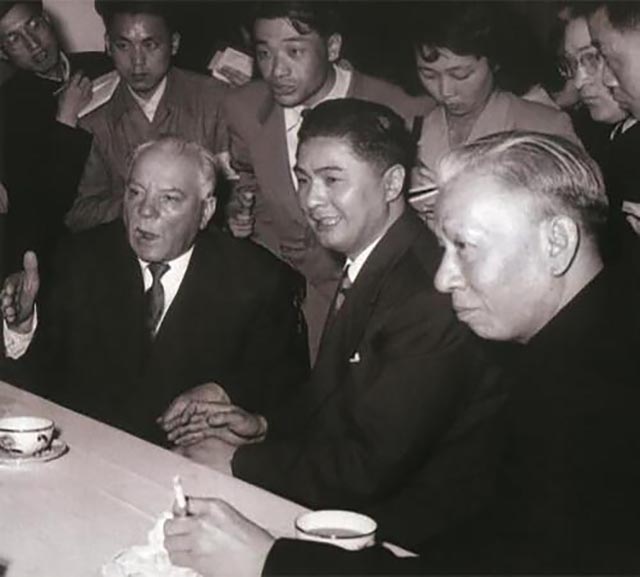 1986年,*小平邓**在京会见荣氏家族:你们就像杨家将,是有功的