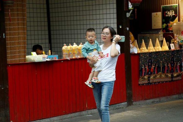 庆国庆出门扫街拍照，专门拍摄娃娃照片，展示洛阳休闲生活