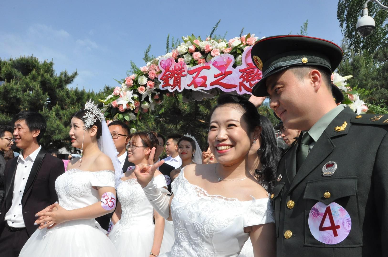 赏过秀美浑河美景，再逛热闹婚博，集体婚礼后，新人们再享福利