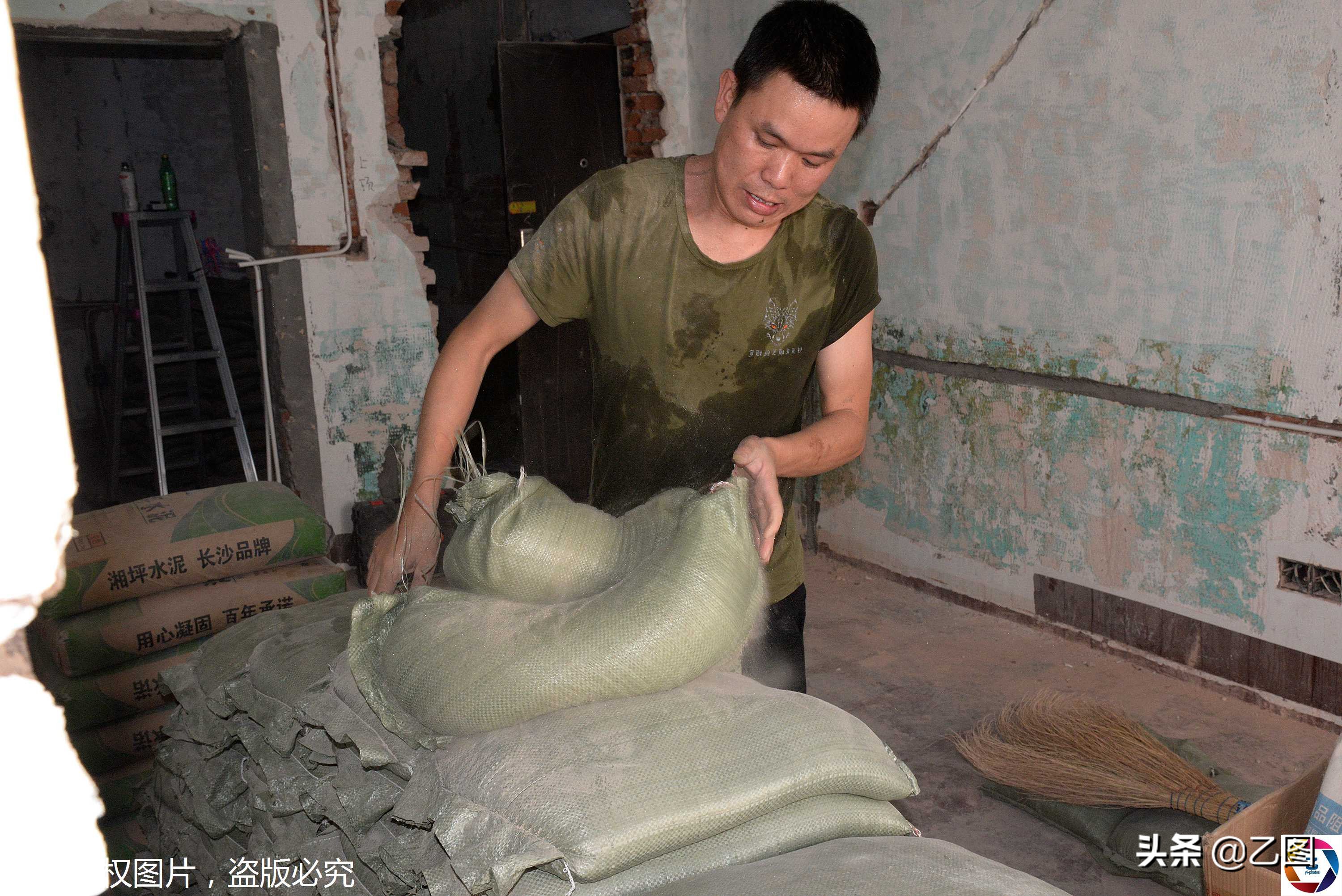 故事：长沙一男子高温下扛包爬楼，挥汗如雨，却扛不起儿子的生命