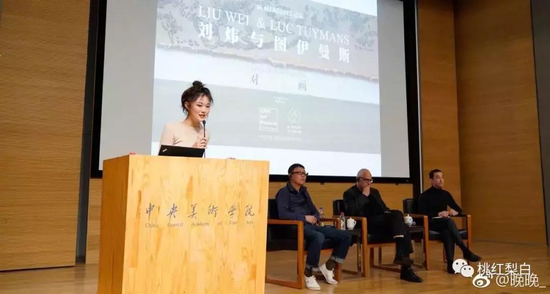 刘嘉玲和天价娃娃合影,刘嘉玲买画