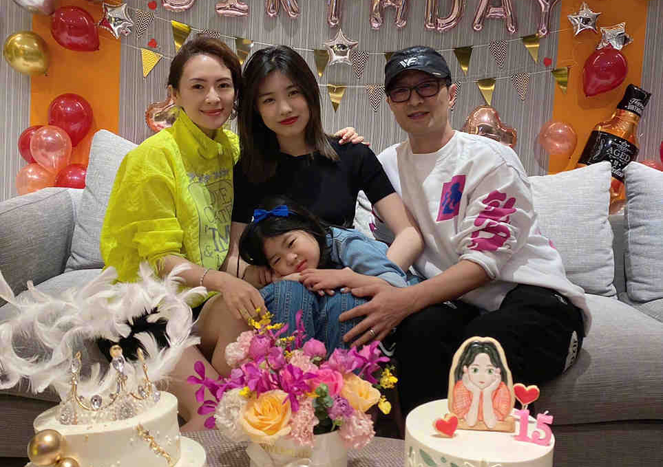 章子怡汪峰遛狗羽绒服,章子怡汪峰参加的真人秀穿棉衣