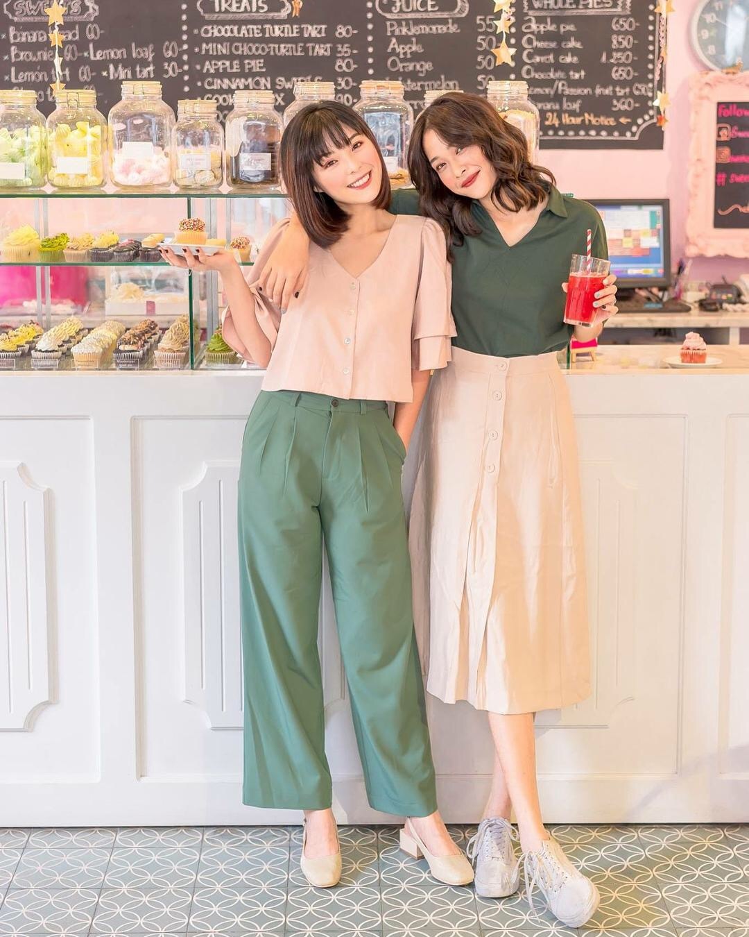 2022新款连衣裙洋气网红爆款绿色,绿色碎花连衣裙搭小白鞋还是高跟