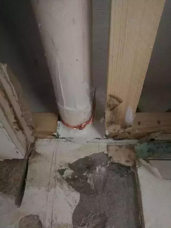 阳台水管被打孔破了怎么补,阳台装了铝扣板后漏水