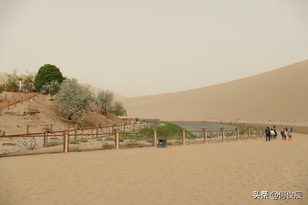 鸣沙山月牙泉堆满了游客,鸣沙山月牙泉景区