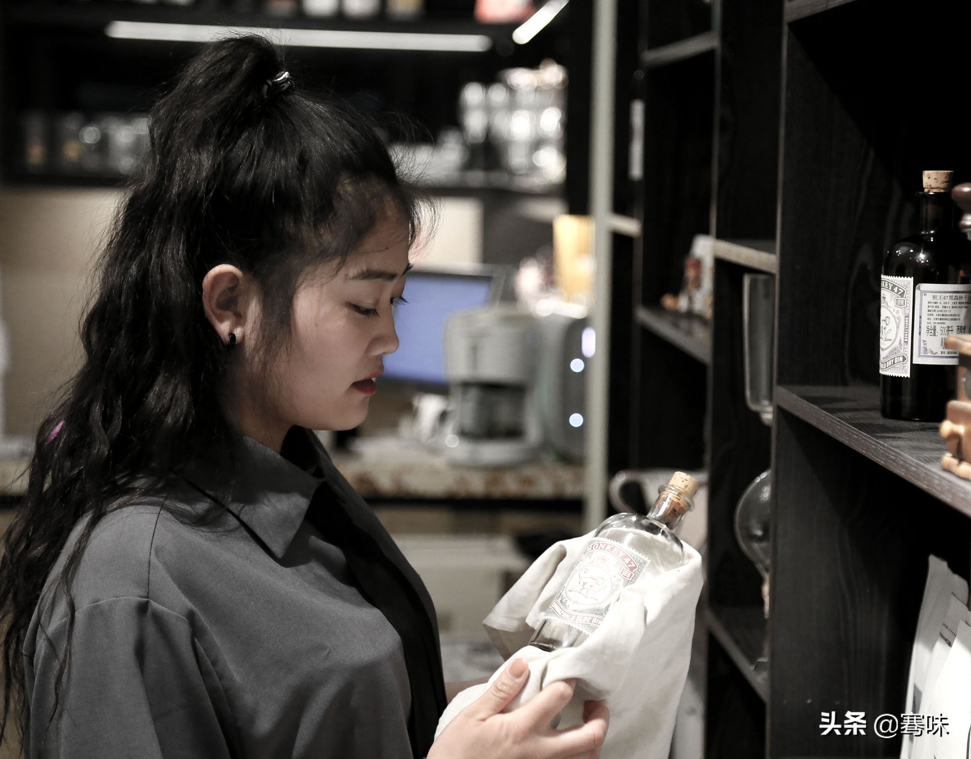 她叫镁月，一家西餐厅的服务员，她要活出酷酷的自己