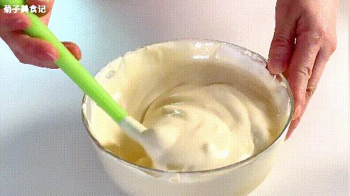 蛋糕烘烤过程中表面开裂原因,古早蛋糕开裂什么原因