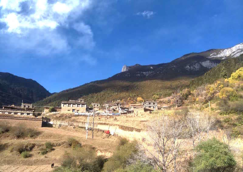 凉山旅游景点古村古寨古镇,四川凉山悬崖上的村庄旅游
