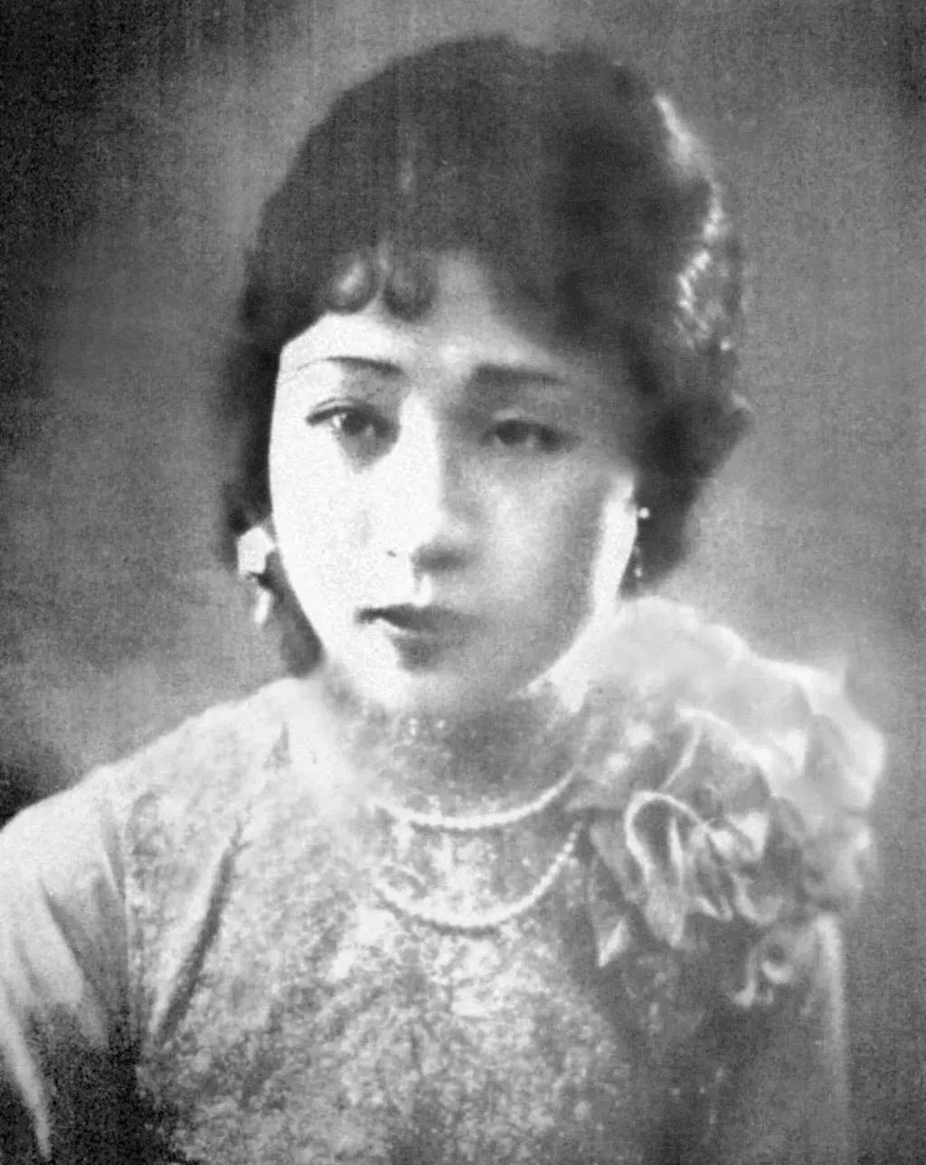 上海复旦大学校花开车去新天地,从外滩下来的复旦校花