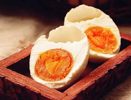 腌的鸭蛋不咸可直接放盐吗,腌咸鸭蛋怎么不咸还有油