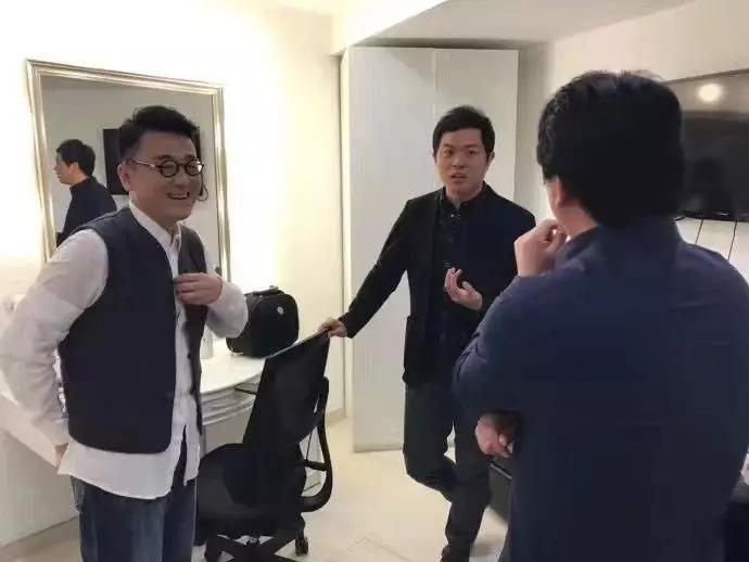 两个男人天天聊天到凌晨两三点,两个男人4小时谈话