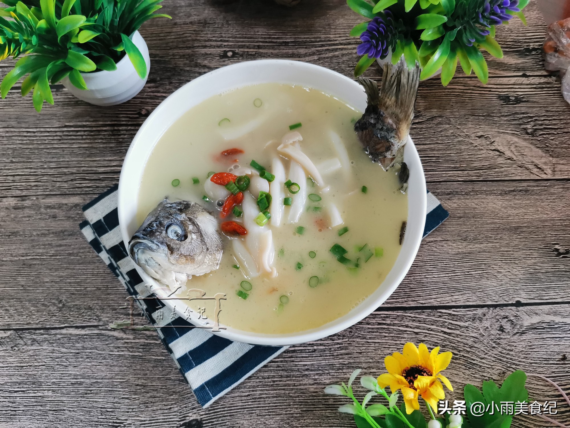 熬鱼汤的做法才又白又鲜,煮鱼汤不用煎的做法