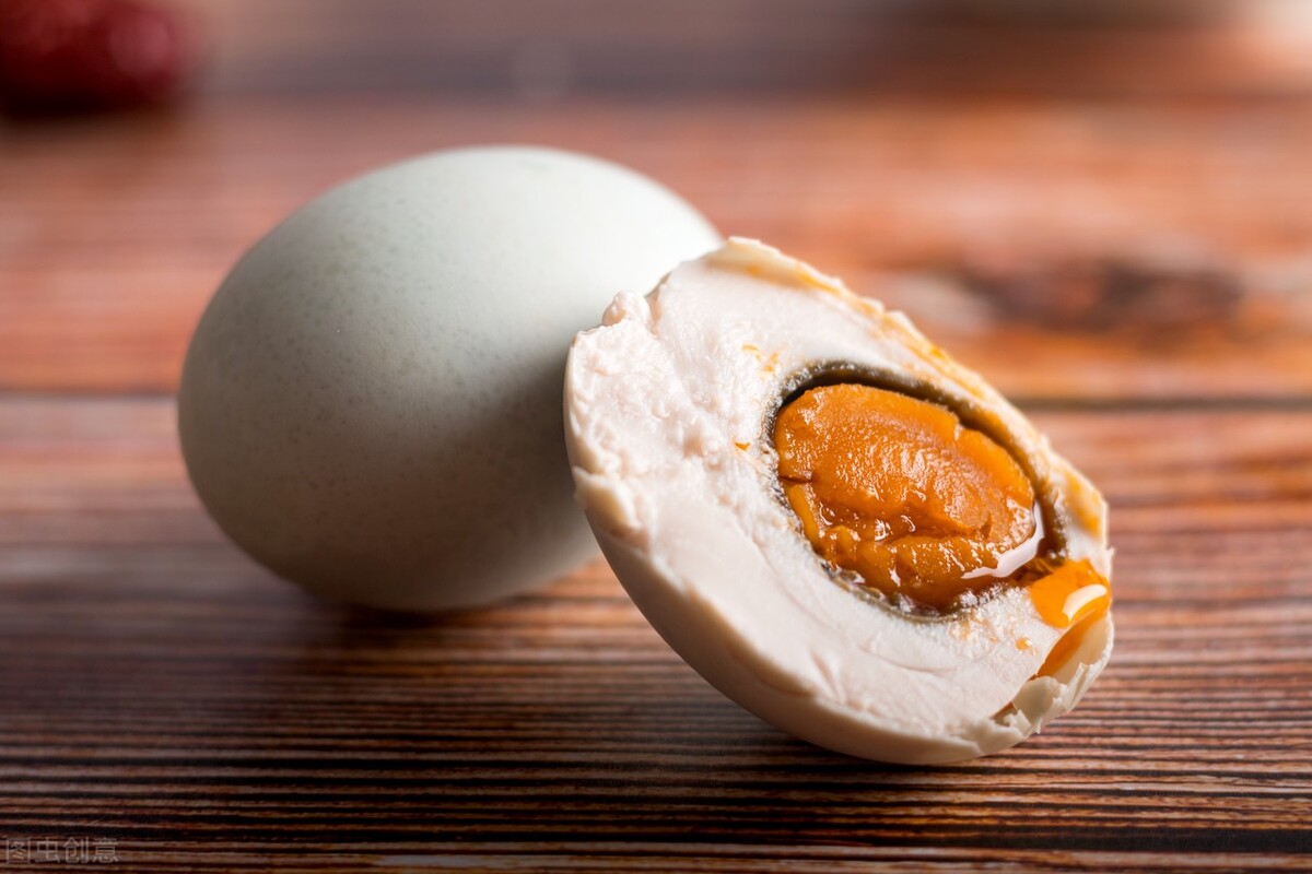 好吃又下饭的咸鸭蛋,教你自己在家腌,个个起沙流油,夏日必备