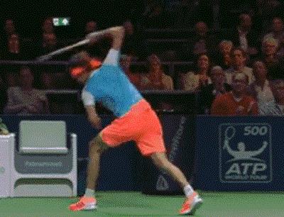 1055块球拍、百余万价值，同样摔拍为何他被称霸道总裁？