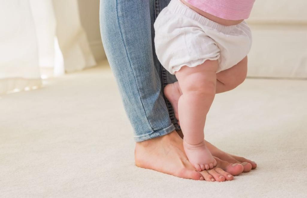 小孩光脚对身体有好处吗,宝宝在家光脚走路对足弓发育好吗