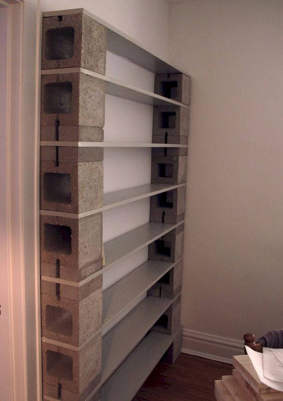 利用红砖搭建的书架,装修废木板自制多层书架