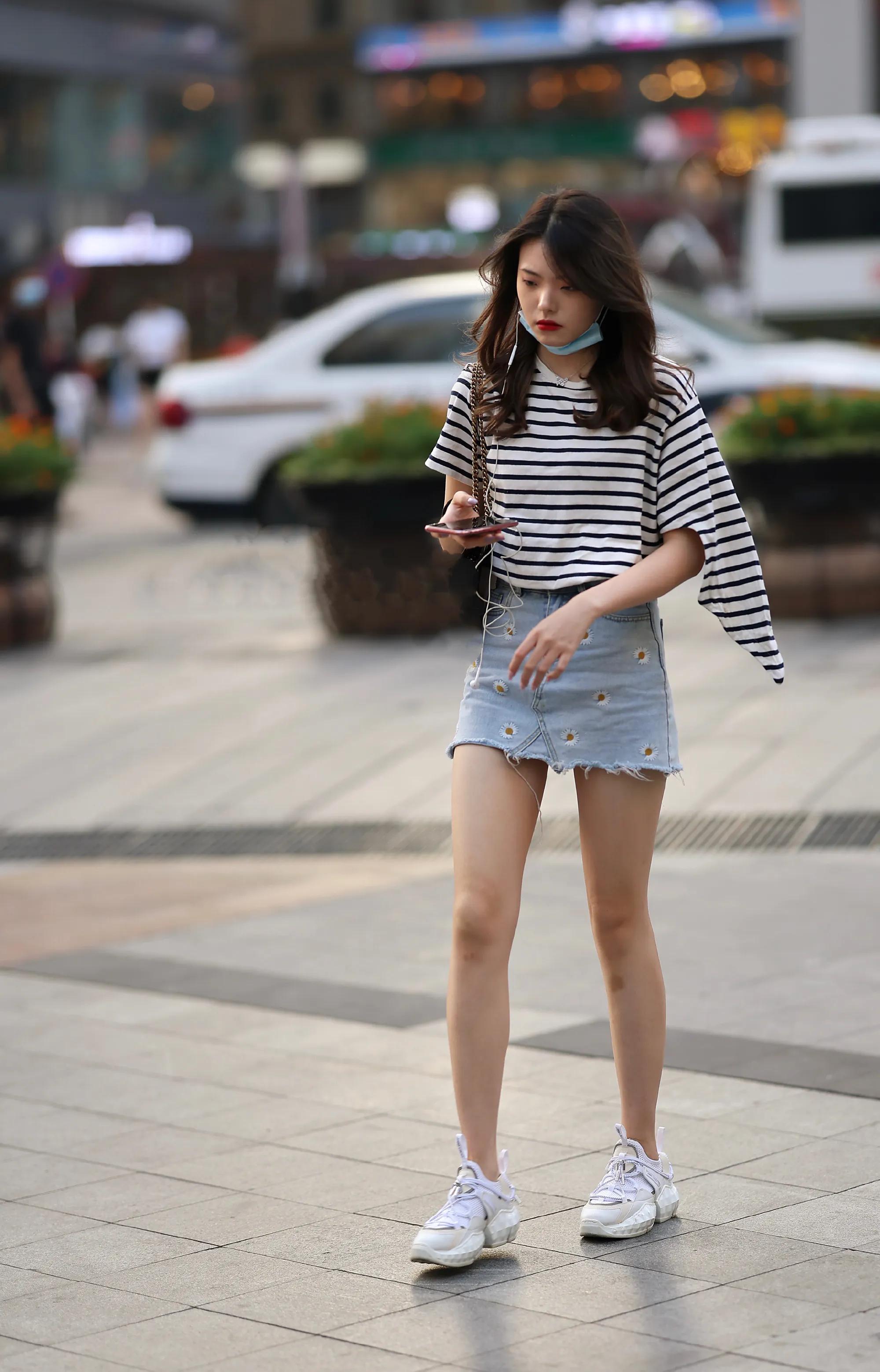 牛仔短裙怎么搭配上衣很好看,牛仔短裙怎么搭配衣服最好看