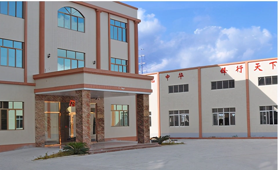 一套好的迏牌大马士革刀，每把厨刀都经历了千锤百炼才来到你面前