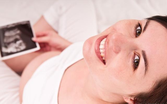 怀孕25天左右b超能看到孕囊吗,怀孕50天的孕囊视频