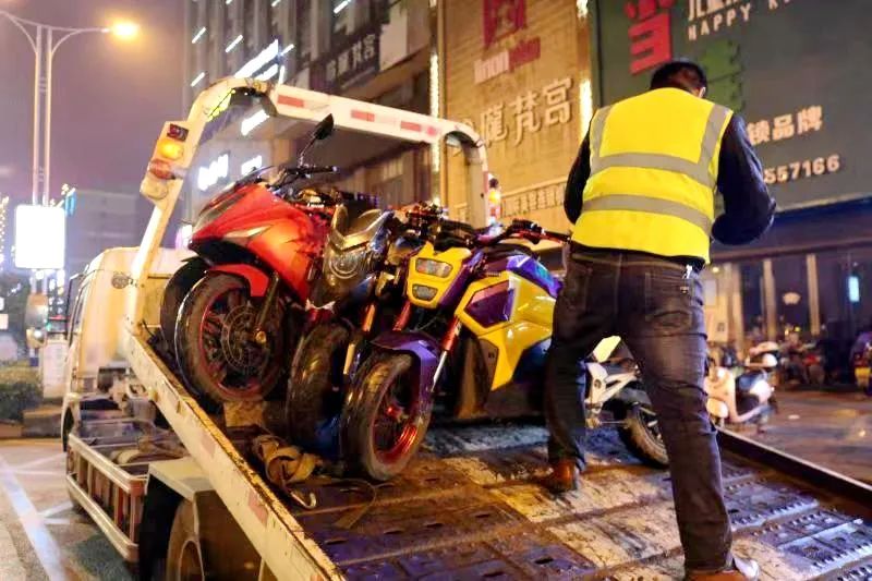 查获鬼火摩托车,鬼火摩托车深夜炸街特警