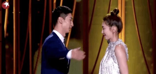 为拿不到偶像签名照而苦恼？看鹿晗、王一博上演教科书式的追星