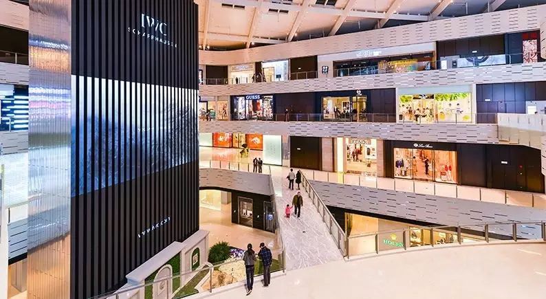 他是LV*用御**设计师，打造了五座LV旗舰店，用的竟是……