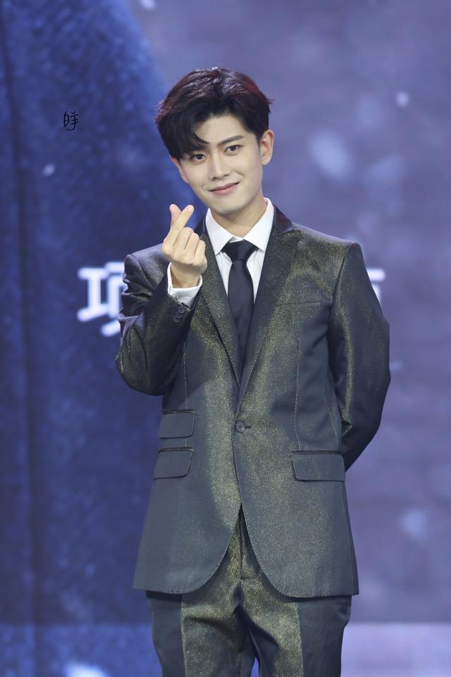 蝉联演员榜冠军之后，又宣传新商务，没背景的他真的火了吗