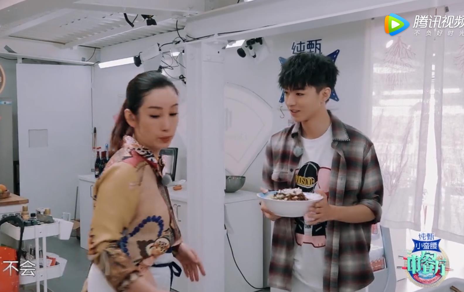 王俊凯《中餐厅》*服私**盘点第一波！技能满满的凯boss，衣品超赞