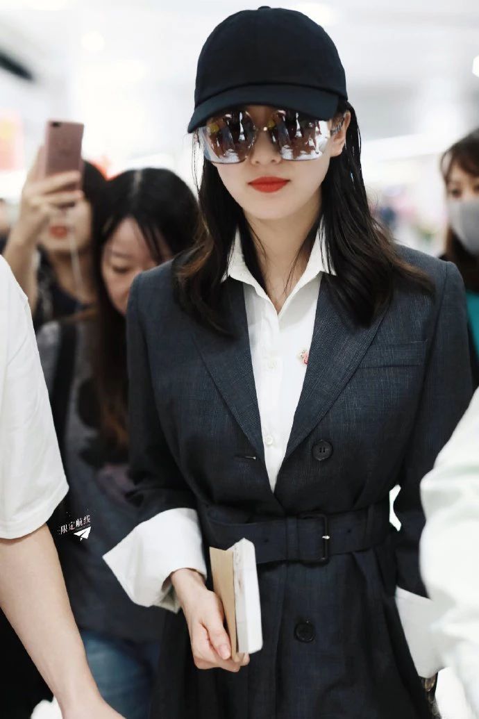 刘诗诗产后复出粉色礼服,刘诗诗亮相身形消瘦