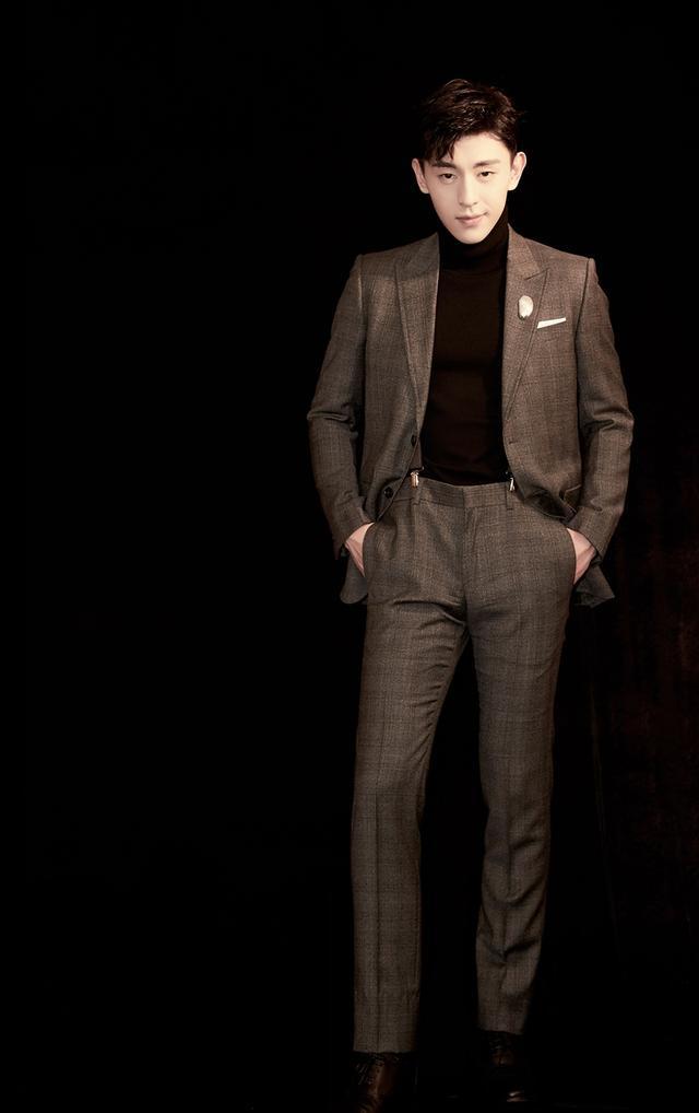 邓伦一件蓝色衬衫搭配西裤，再配上三七分发型，总裁范十足！