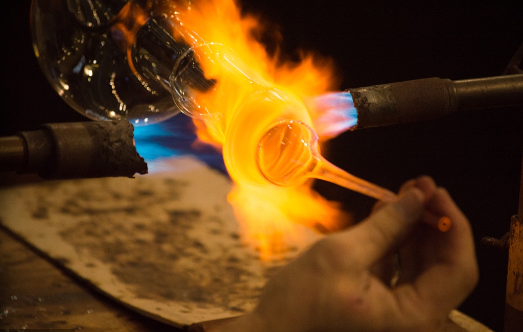 玻璃杯为什么那么容易爆,普通的玻璃杯为什么容易炸裂