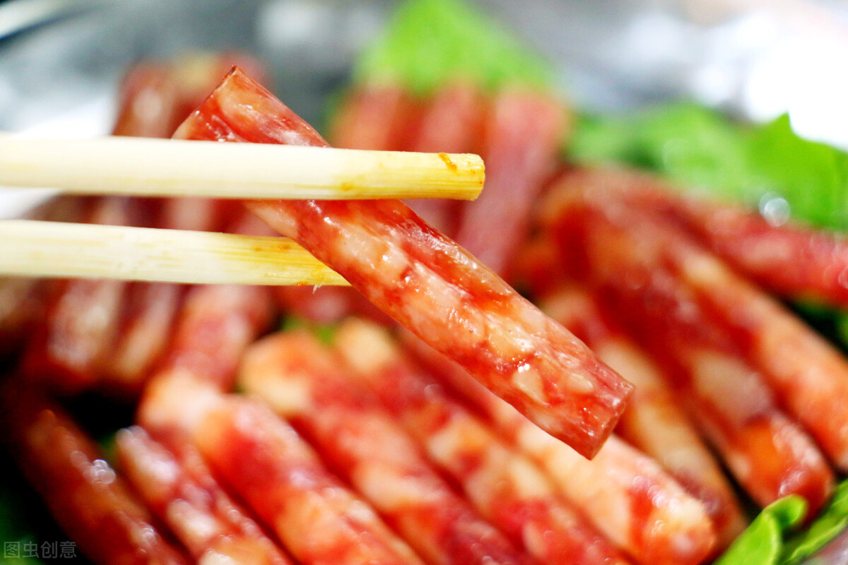 腊肠有一点发霉太阳暴晒会好吗,腊肠刚晒两天直接放冰箱会怎么样