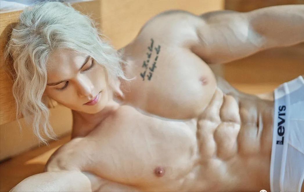 韩国白发肌肉小哥,韩国肌肉小哥染发