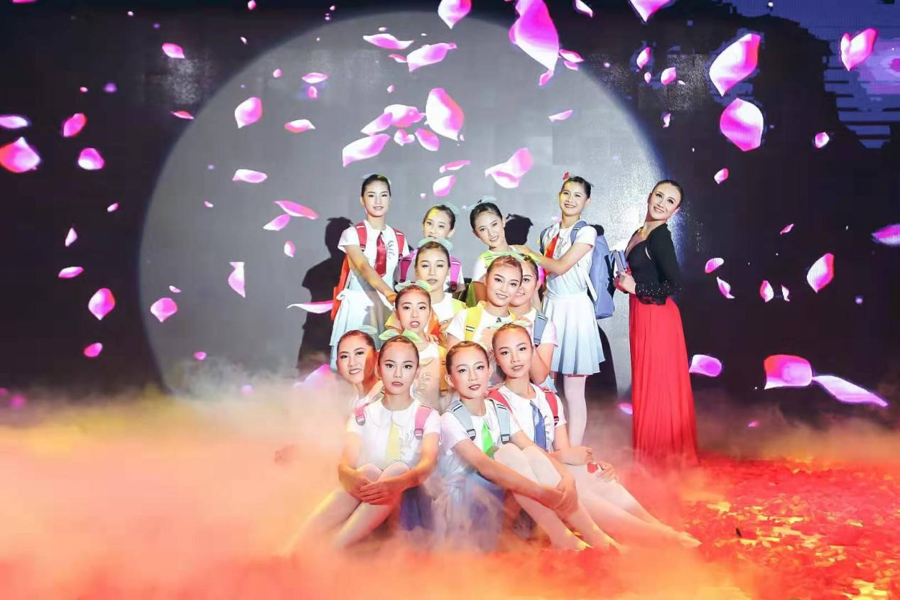 国庆又校庆，胡葆森先生为郑州建业外国语中学的学生上了第一课