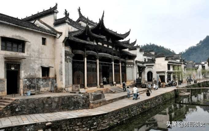 安徽风情一大怪，古宅大门朝北开，这是怎么回事？