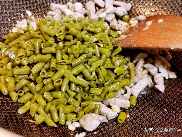 酸豆角怎么弄才好吃,酸豆角腌咸了要怎么变淡的