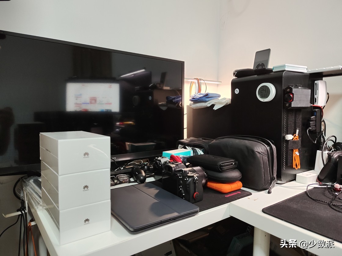 这也许是设备最多的桌面？我的「实用主义器材派」桌面分享