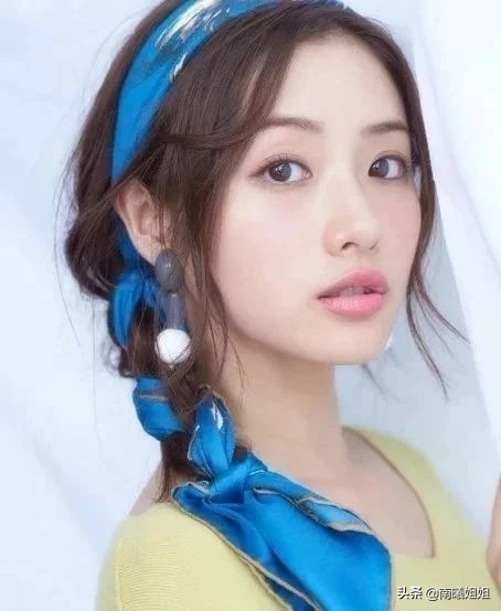 中年女性系丝巾不要一成不变,适合中年妇女围的丝巾