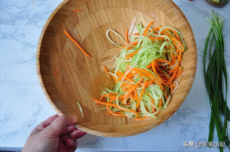 清脆爽口小菜凉拌佛手瓜的做法,佛手瓜做凉拌菜怎么做好吃