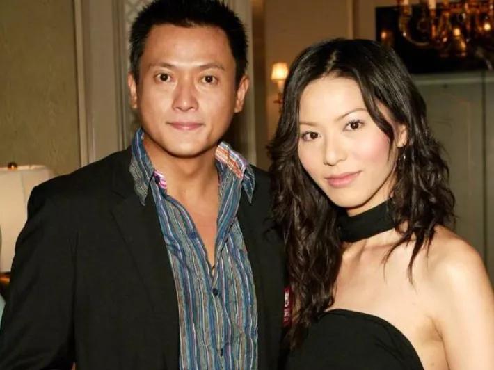 男星劈腿娶小20岁大学生，婚后却被多次出轨，网友：这就是报应