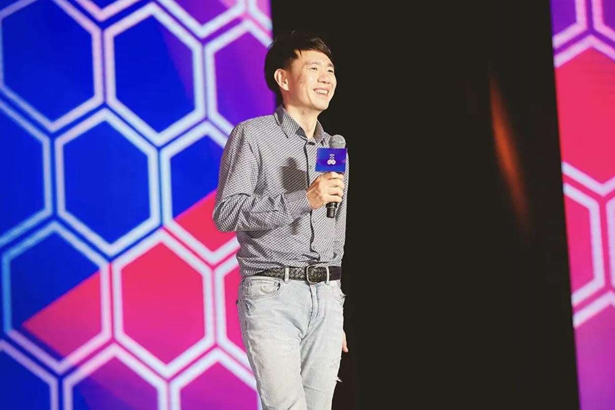 穷小子摆摊卖鞋,穷小伙卖鞋