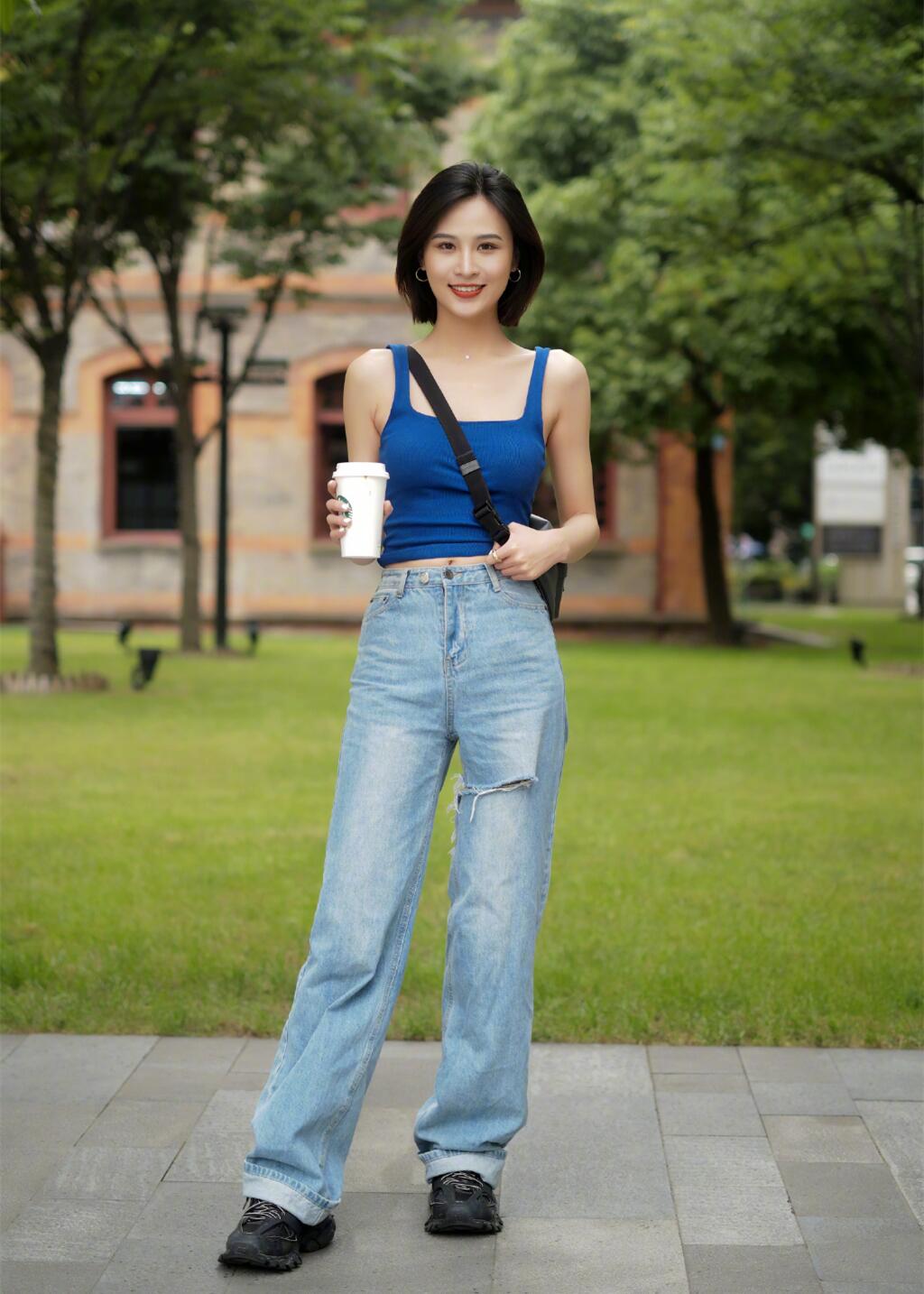 女生穿牛仔裤有什么技巧,宽松牛仔裤再次流行穿法个性时髦