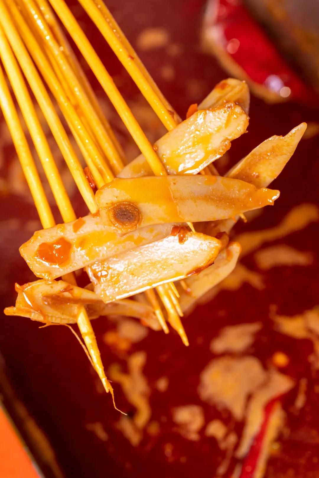 只此一家的牛腩串串火锅C位出道，19块9请你放肆开涮