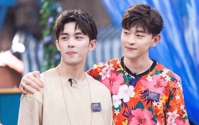 当邓伦发下誓言之后，节目中本色出演女孩状态，娇羞模样惹人发笑