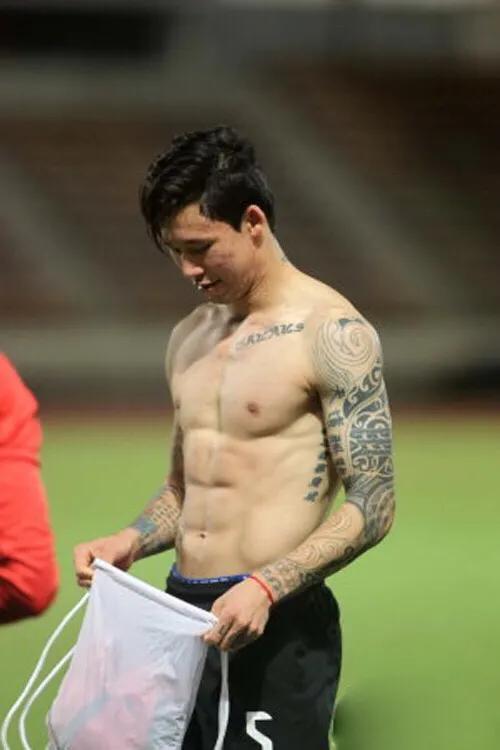 国足队员身材比拼,国足与国外强队身材对比