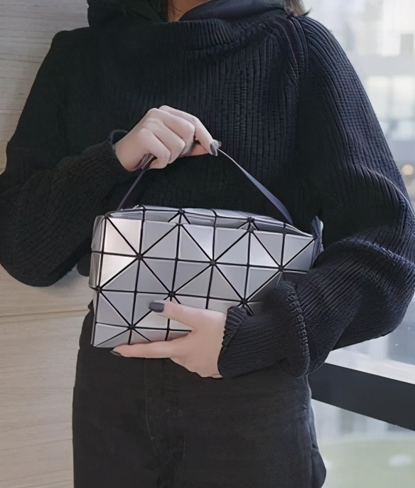 三宅一生包包米白色和奶茶色对比,三宅一生顶级原单包包多少钱