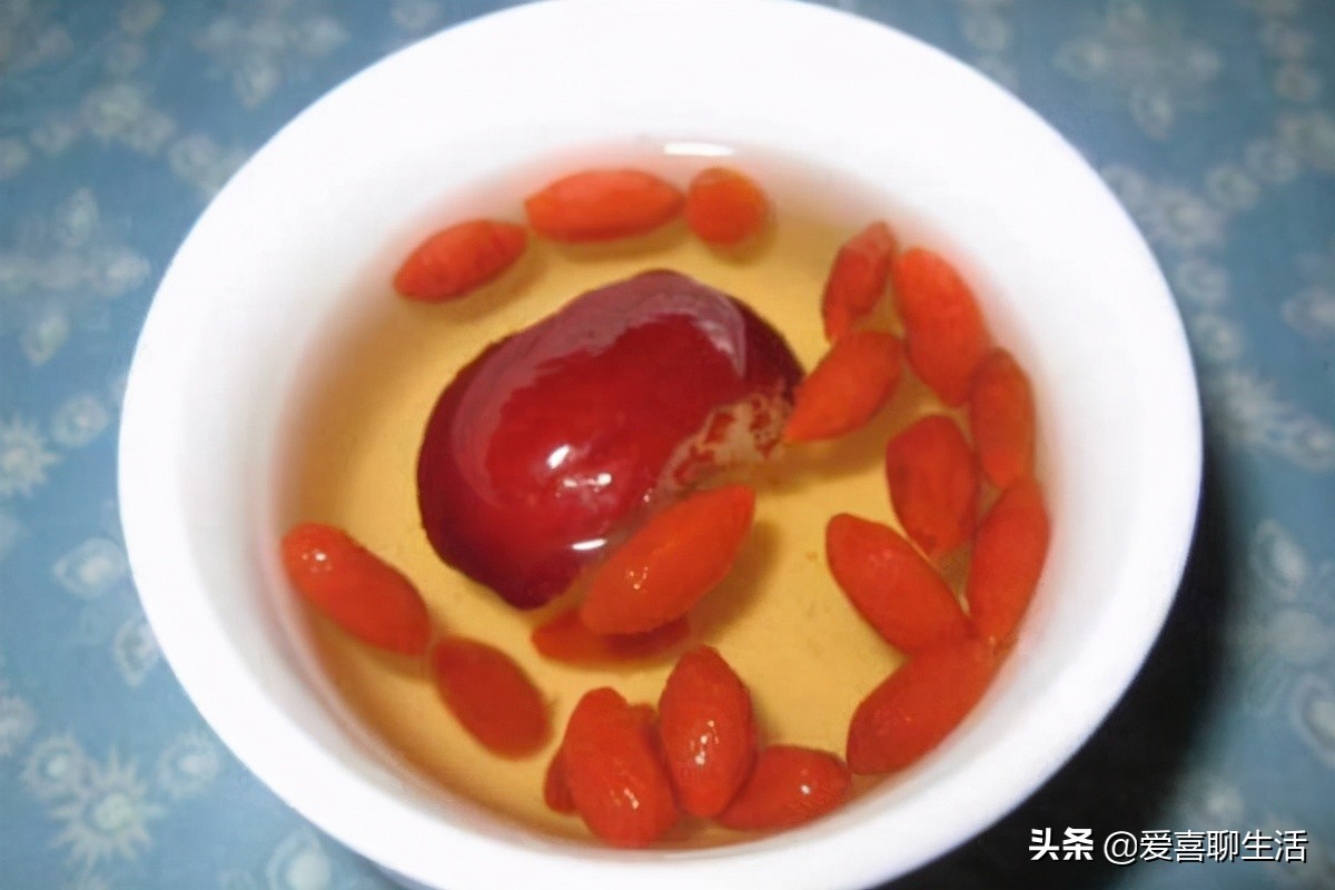 谷雨宜喝岩茶绿茶红茶,今日谷雨时值暮春初夏将至