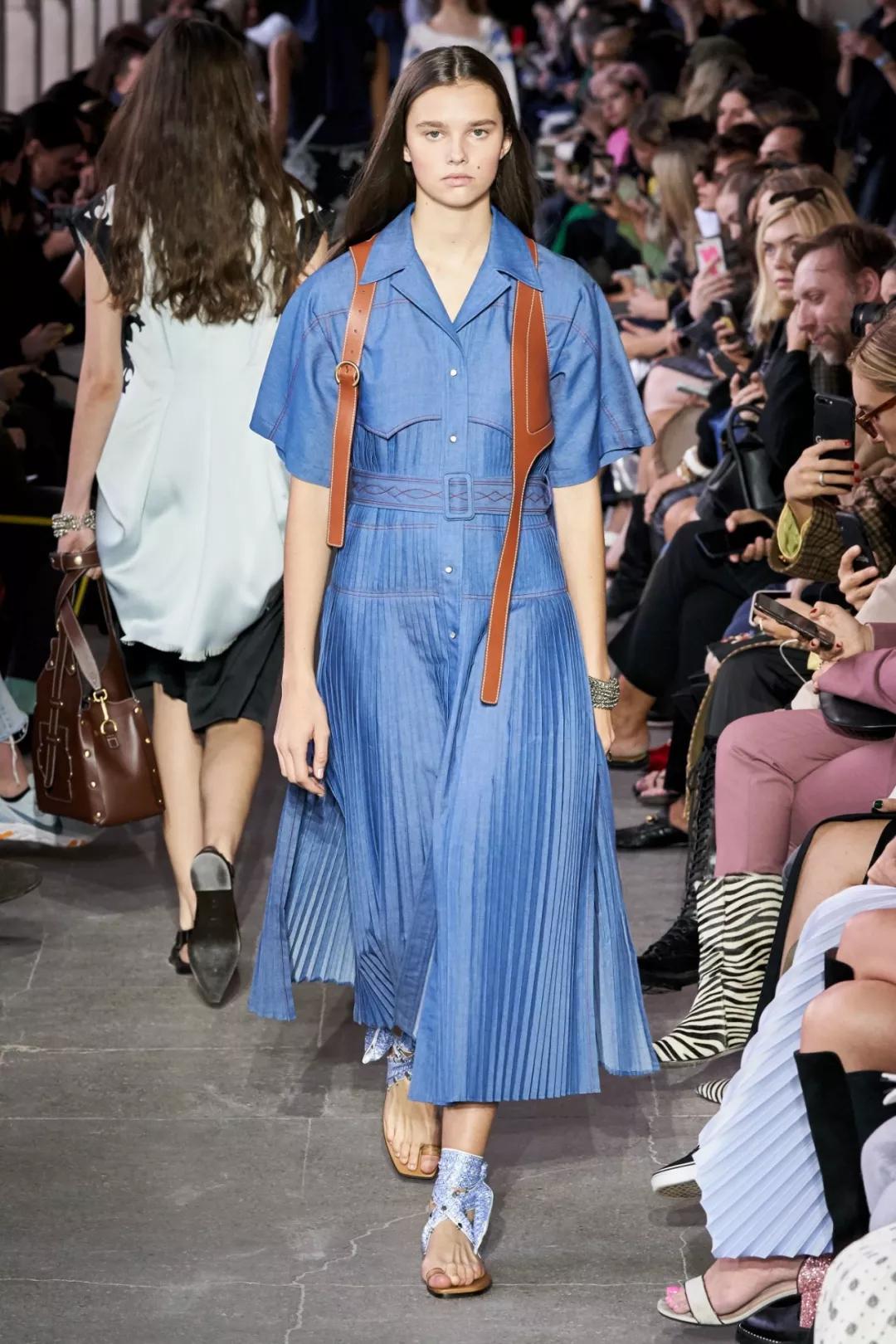 2020流行什么颜色的衣服,今年最流行的衣服颜色是什么颜色